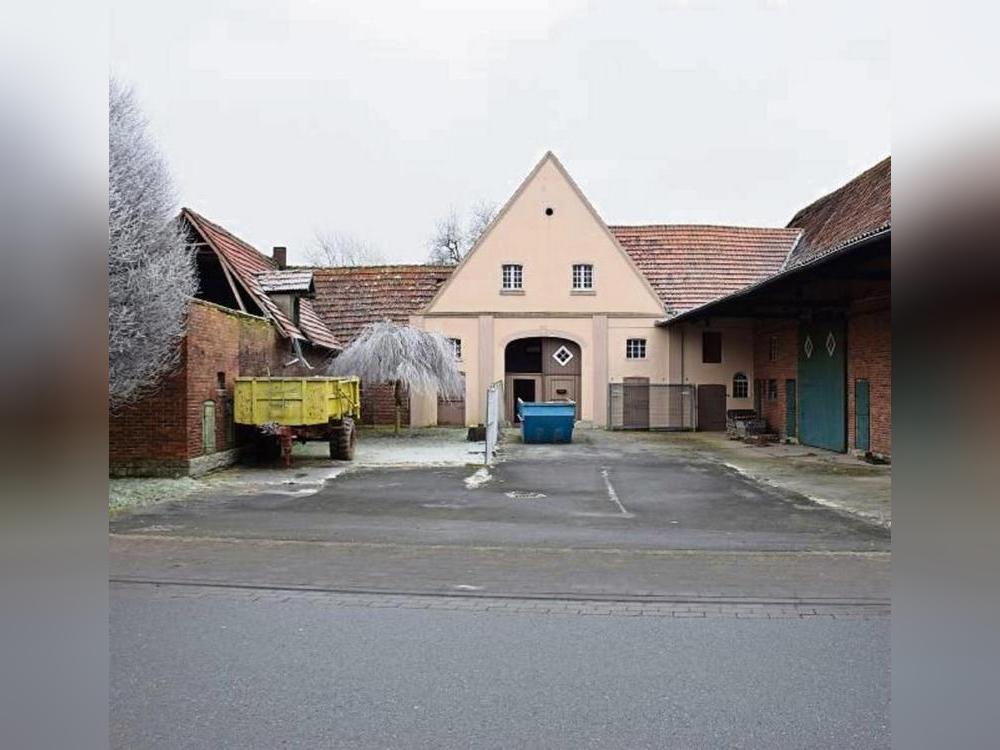 So sah der Hof noch im Dezember aus: Der Kern des Hauptgebäudes geht auf 1733 zurück, die Seitenflügel stammen aus dem 19. Jahrhundert. Inzwischen ist davon nichts als ein Haufen Schutt geblieben (rechts). Fotos: Kossack