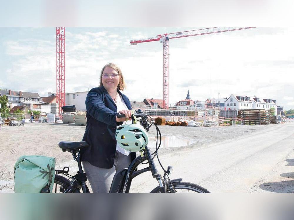 Es geht voran auf dem Gelände des ehemaligen Güterbahnhofs. An der „wichtigsten Baustelle der Stadt“ verrät Bürgermeisterkandidatin Elisabeth Körner ihre Vorstellungen von einer zukunftsorientierten Verwaltung. Foto: Puls