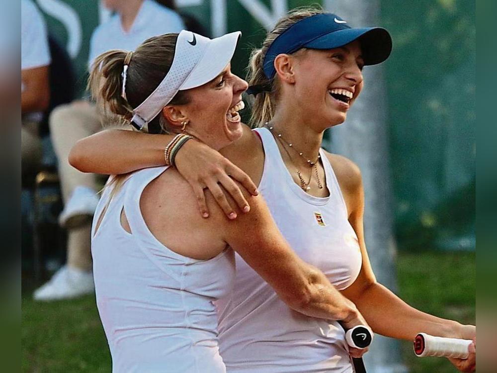 Sie konnten ihren Triumph kaum fassen. Sissi Köhler (l.) vom TV Erwitte und Leticia Solakov aus Herne (r.) hatten sich in ihrem Auftaktdoppel bei den Erwitte Open im Match-Tiebreak mit 12:10 gegen Anastasia Mozgaleva/Josephine Pasiut durchsetzen können. Dabei wehrten sie zuvor zwei Matchbälle ihrer Kontrahentinnen ab. Fotos: Wiegand