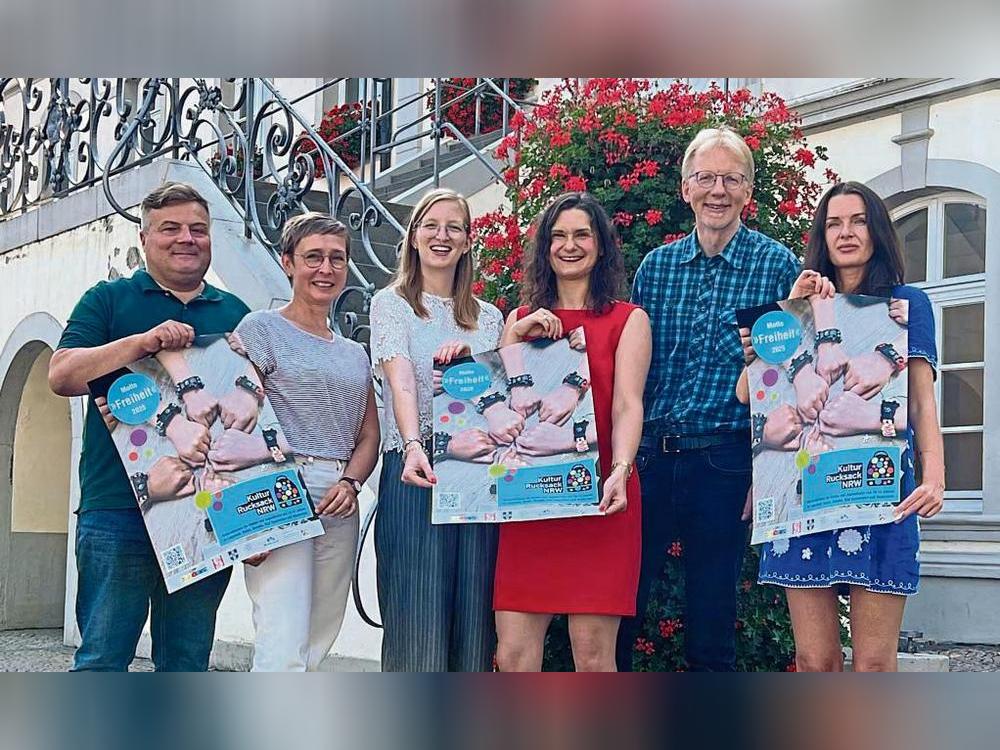 Freuten sich, das „Kulturrucksack“-Programm für die zweite Jahreshälfte vorstellen zu können (v.r.): Swetlana Ritter (Geseke), Frank Osinski (Lippstadt), Jeanette Metz (Bad Sassendorf), Lara Peveling (Wadersloh), Elke Schmücker (Soest) und Lippstadts Bürgermeister Arne Moritz. Foto: A. Bsdurek