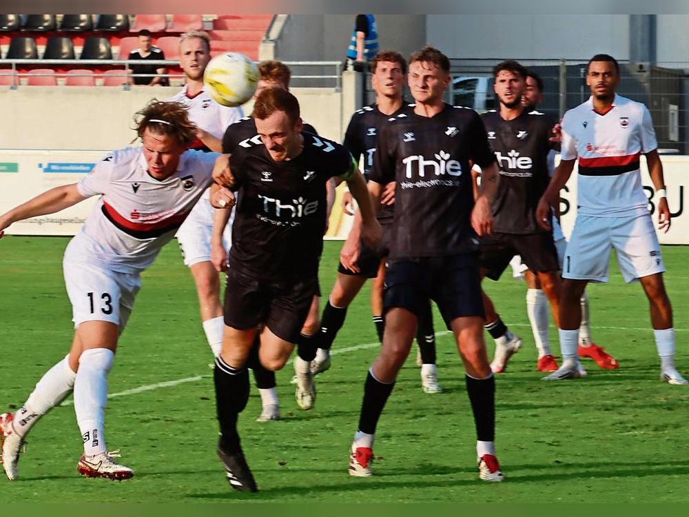 Das war’s schon für den SV Lippstadt mit dem Westfalenpokal: Aus in Runde eins gegen den Landesliga-Aufsteiger BV Bad Lippspringe. Auch in dieser Szene können sich Justus Meier, Max Kamann und David Dören (v.l.) nicht gegen die „schwarze Wand“ durchsetzen. Foto: Lütkehaus