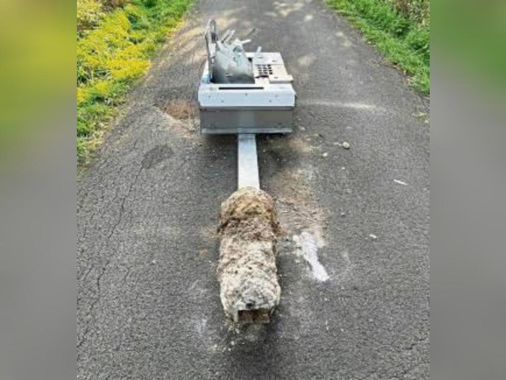 Unbekannte stahlen einen Zigarettenautomaten samt Fundament. Foto: Polizei