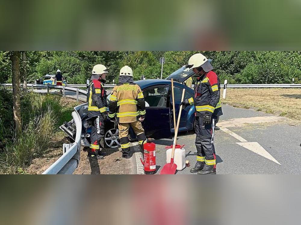 Bei einem Verkehrsunfall sind am Donnerstagmittag in Lippstadt zwei Personen leicht verletzte worden: Der Autofahrer war auf der B 55-Abfahrt am Roßfeld aus bislang ungeklärter Ursache von der Fahrbahn abgekommen. Foto: Dominik Schulte (Feuerwehr Lippstadt)