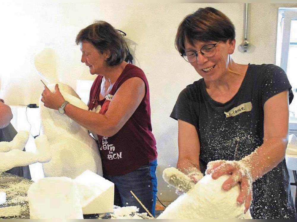Nicht zimperlich sein dürfen die Teilnehmerinnen des Kurses, bei dem aus Styropor-Blöcken eine Skulptur entstehen soll. Hier muss viel Material weggefeilt werden. Fotos: Giannakis