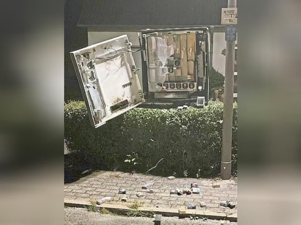 Automaten-Attacke in Serie: Unbekannte haben innerhalb weniger Tage in Benninghausen und Lipperbruch Zigarettenautomaten gesprengt. Fotos: Polizei