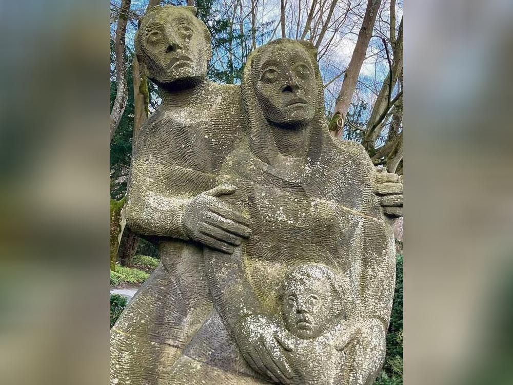 1956 schuf der schlesische Künstler Bernhard Gohla dieses Denkmal für die Heimatvertriebenen. Foto: Overhoff