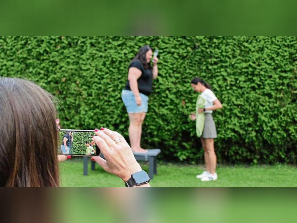 Mehrere Male werden die Videos geprobt und verschiedene Winkel zum Filmen ausgetestet. Mit den Videos möchten heimische Schützenvereine neue Gäste über Social Media zu ihrem Fest einladen. Fotos: Mintert