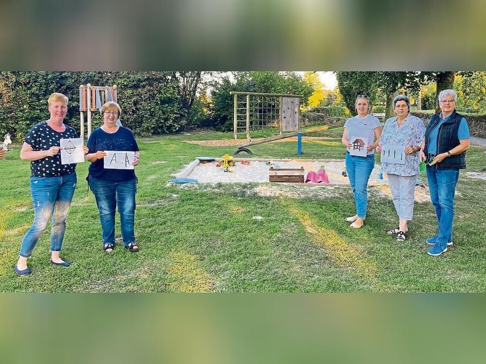 Mehrere neue Geräte sollen auf den Spielplatz in Altengeseke kommen. Das Planungsteam erzählt, was den Kindern geboten werden soll. Foto: Gerwin