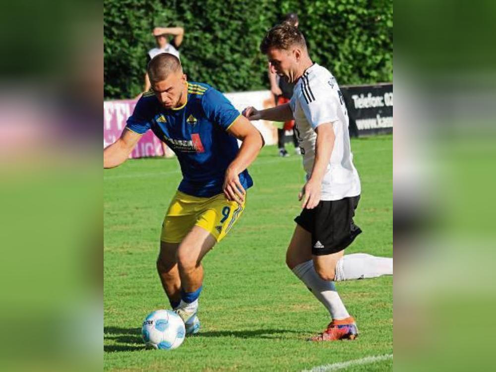 Zwei Verlierer des ersten Spieltages stehen sich in Ehringhausen gegenüber, wenn der TuS (in Blau) die SG Suttrop/Kallenhardt empfängt. Foto: Heinke