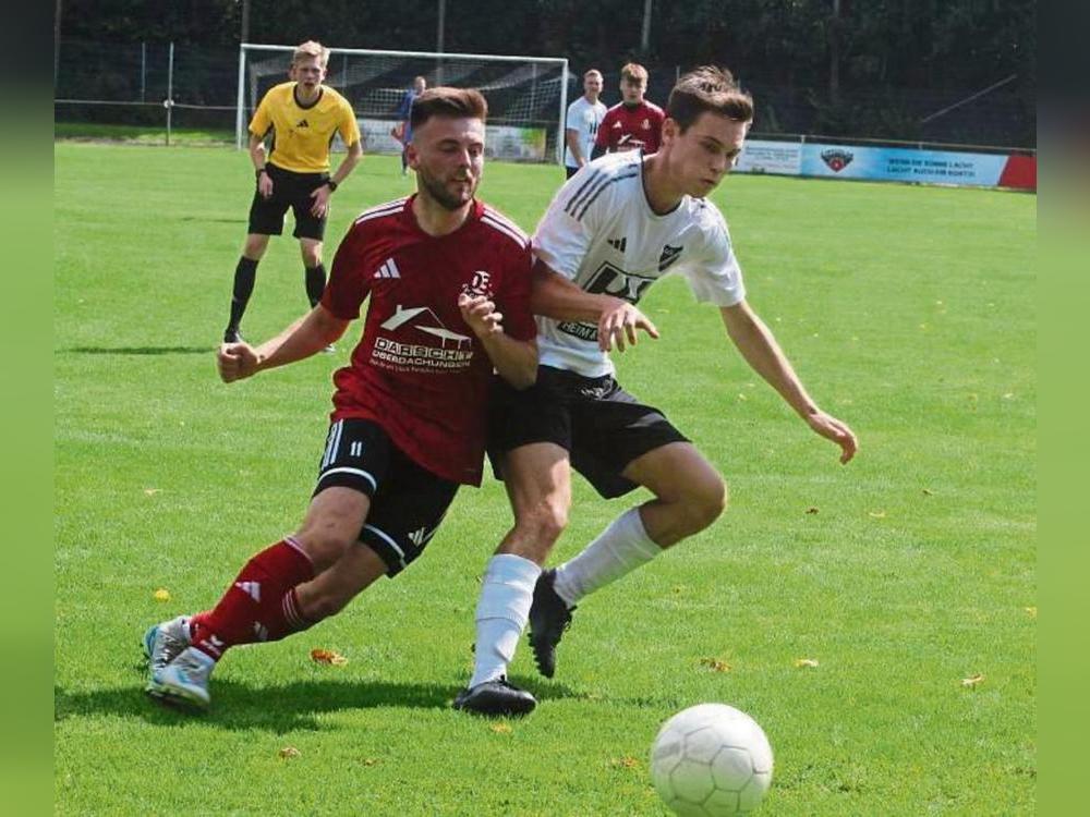 Der SV Geseke (in Rot) ist nach dem Remis in Störmede jetzt im ersten Heimspiel gegen Warstein gefordert. Für Störmede (in Weiß) geht es zum Aufsteiger Anröchte II. Foto: Brand