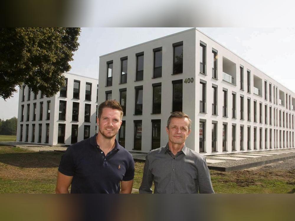 Rund 3500 Quadratmeter Bürofläche bietet das neue Bürogebäude im Businesspark Lippe-Ems ab Anfang 2026. Die dreigeschossige Immobilie, die durch Verwendung vorgefertigter Elemente entstand, stellten Simon Rotte (l.) und Joachim Wetter aus der Geschäftsleitung der Deutschen Industriebau jetzt vor. Foto: Schwade