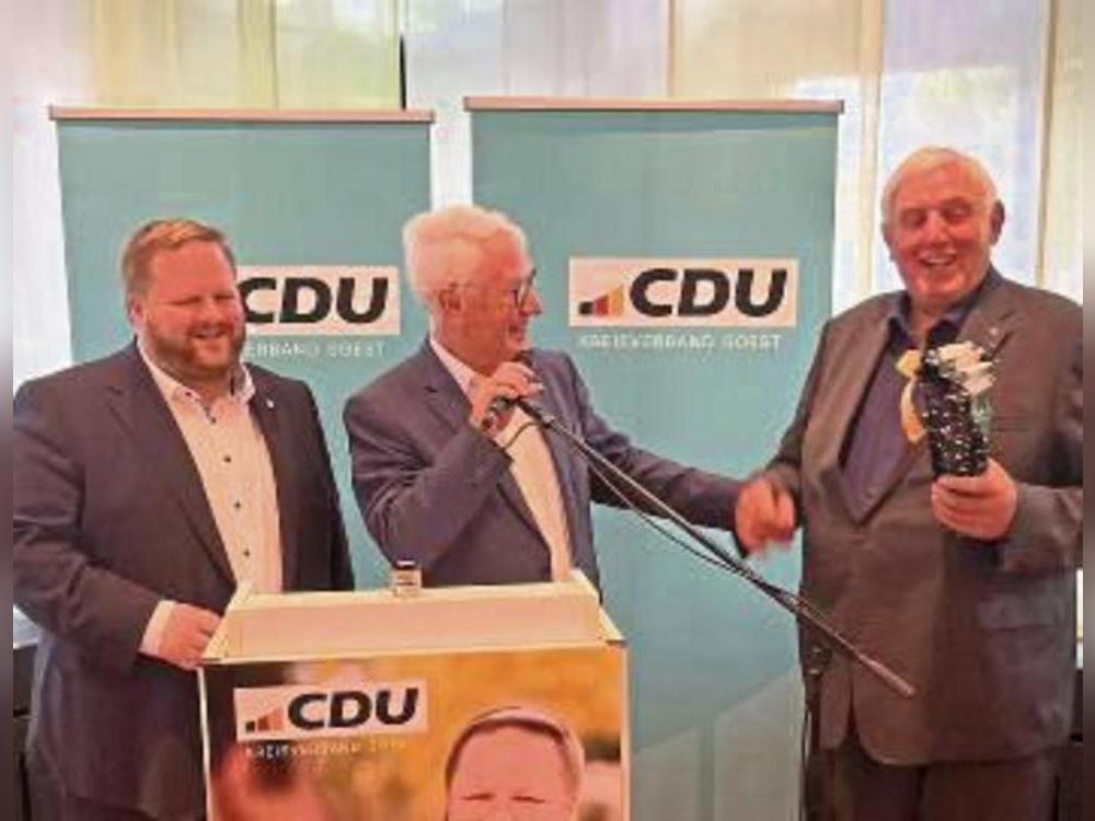 Heinrich Frieling (l.) und Hans-Josef Langesberg (M.) dankten Minister Karl-Josef Laumann.