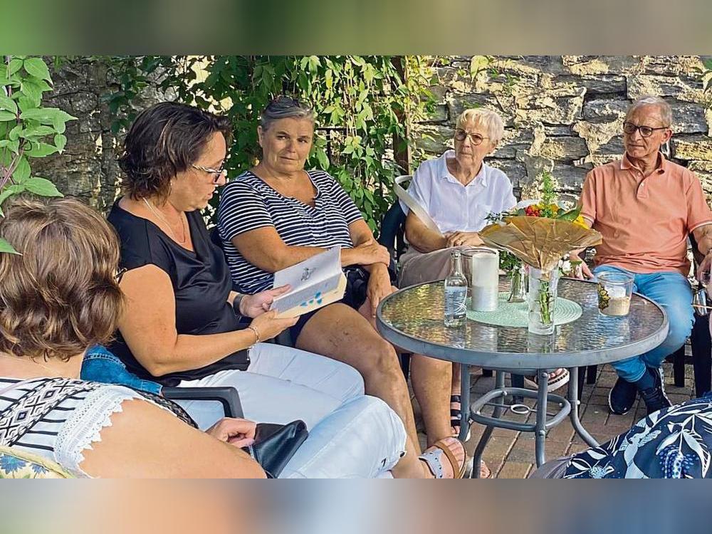 Melanie Meschede war eine der drei Vorleserinnen, denen die Besucher rund um die Bücherei gespannt zuhörten. Foto: Gerwin