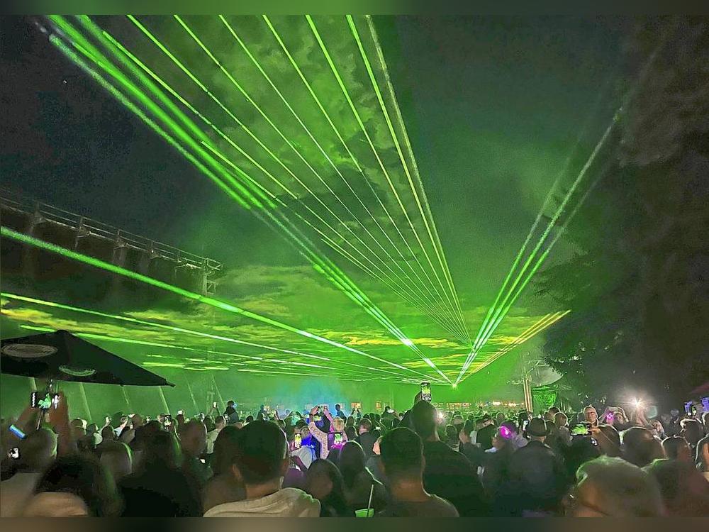 Eindrucksvolle Laser ließen am Samstagabend den Himmel im Kurpark erstrahlen. Fotos: S. Dietz