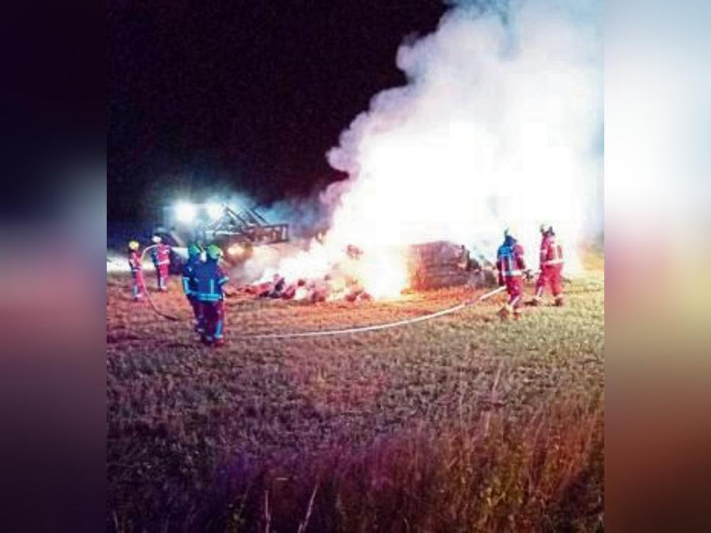 Die Feuerwehr löschte brennende Strohballen auf einem Feld an der Lindentalstraße. Foto: Feuerwehr Rüthen