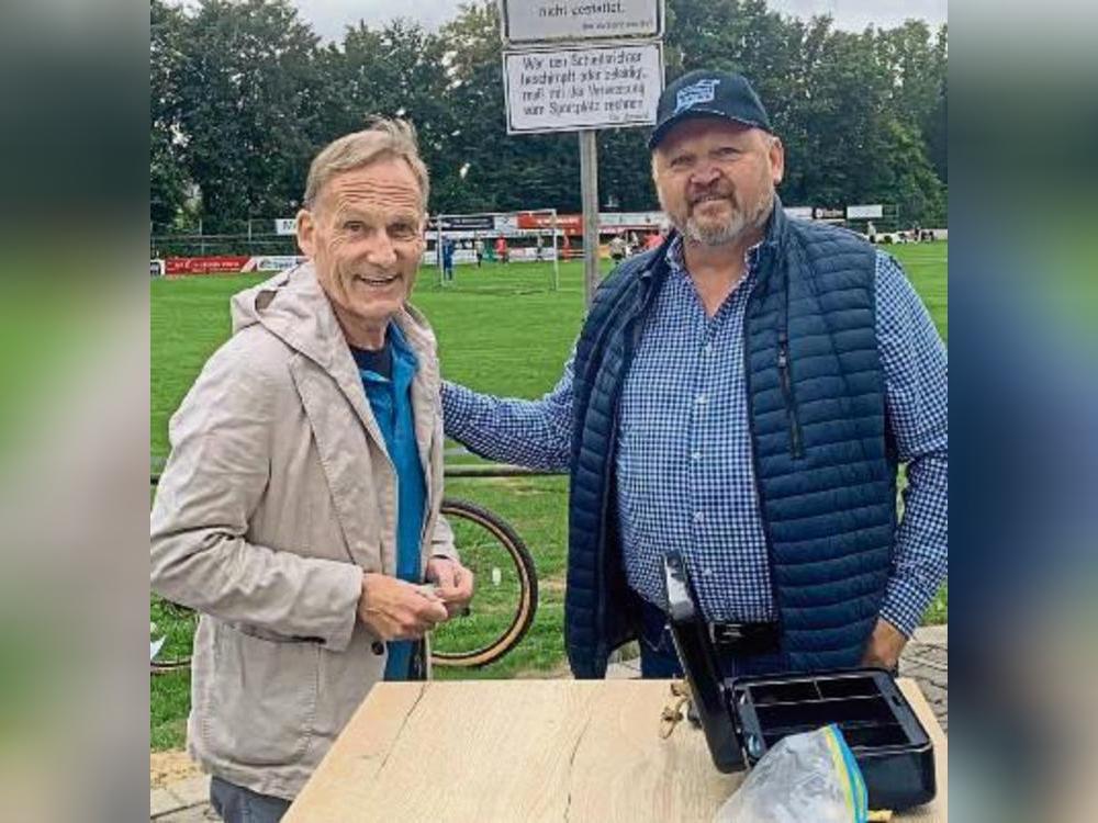 Eintritt bezahlt: BVB-Boss Hans-Joachim Watzke (l.) und der Vorsitzende des SuS Bad Westernkotten, Franz-Josef Mintert.
