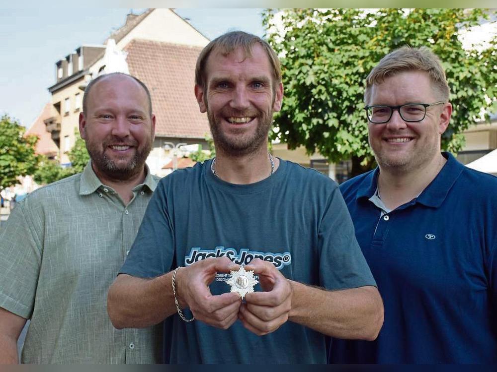 Ordentliche Freude über den Fund herrscht bei Oberst Sascha Düsing, Finder und Major Schütte und Archivar Christoph Schütte. Foto: Kossack