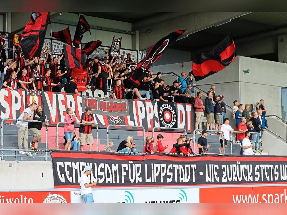 Die Fans des SV Lippstadt werden ihre Mannschaft bei Heimspielen künftig am Freitag oder Samstag anfeuern. Foto: Lütkehaus
