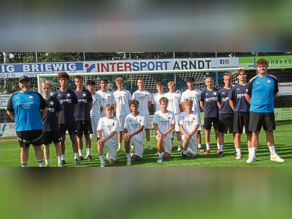 Eine schlagkräftige Truppe mit den Neuzugängen wollen die Verantwortlichen des TuS Lipperode für die neue Saison in der B-Junioren-Bezirksliga formen. Foto: Dannhausen
