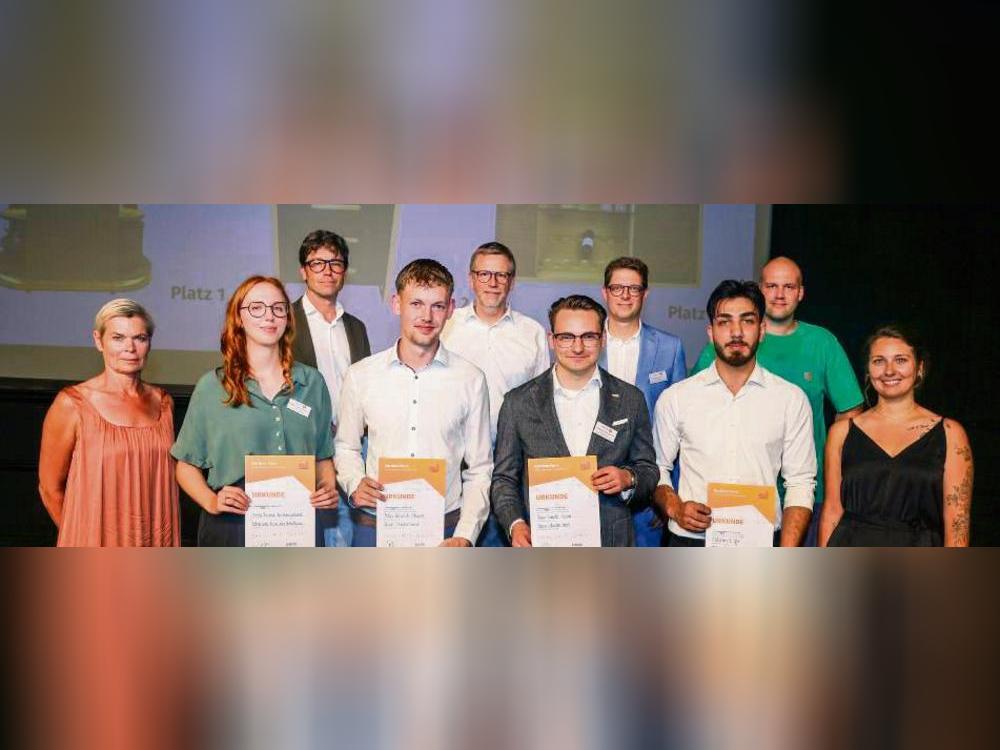 Die geehrten Azubis (v.l.) Sophie Kramer, Mika Stewen, Franz-Bennett Walter und Mohammed Ejjo mit Vertretern der Jury und ihrer Ausbildungsbetriebe. Foto: Nitsche
