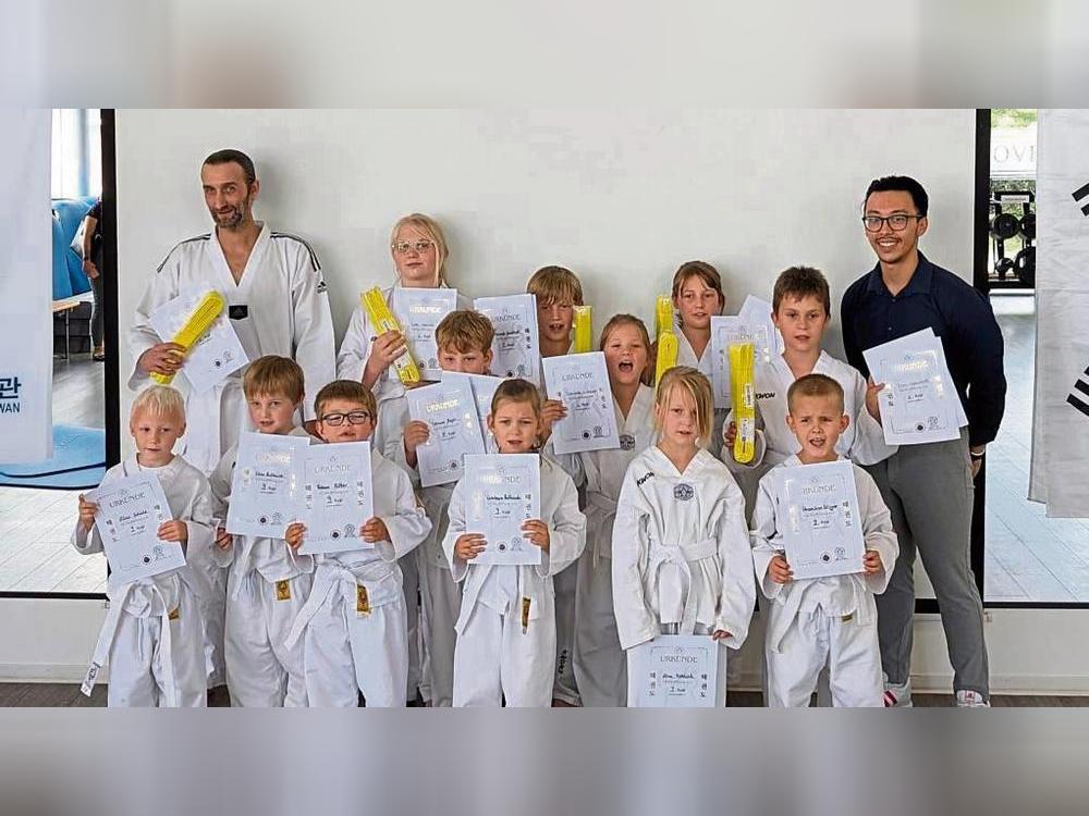 Geschafft! In Anröchte stellten sich einige Taekwondo-Sportler mit Erfolg einer Prüfung, bei der sie ihr Wissen auch im Bereich Theorie unter Beweis stellen mussten.