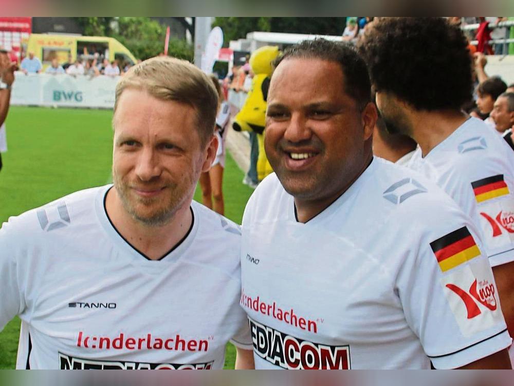 Sie sind Stammgäste beim Numero-Uno-Cup in Lippstadt: Comedian Oliver Pocher (l.), der 2024 den entscheidenden Elfmeter an die Latte knallte und Ex-Bundesliga-Stürmer Ailton. Foto: Lütkehaus