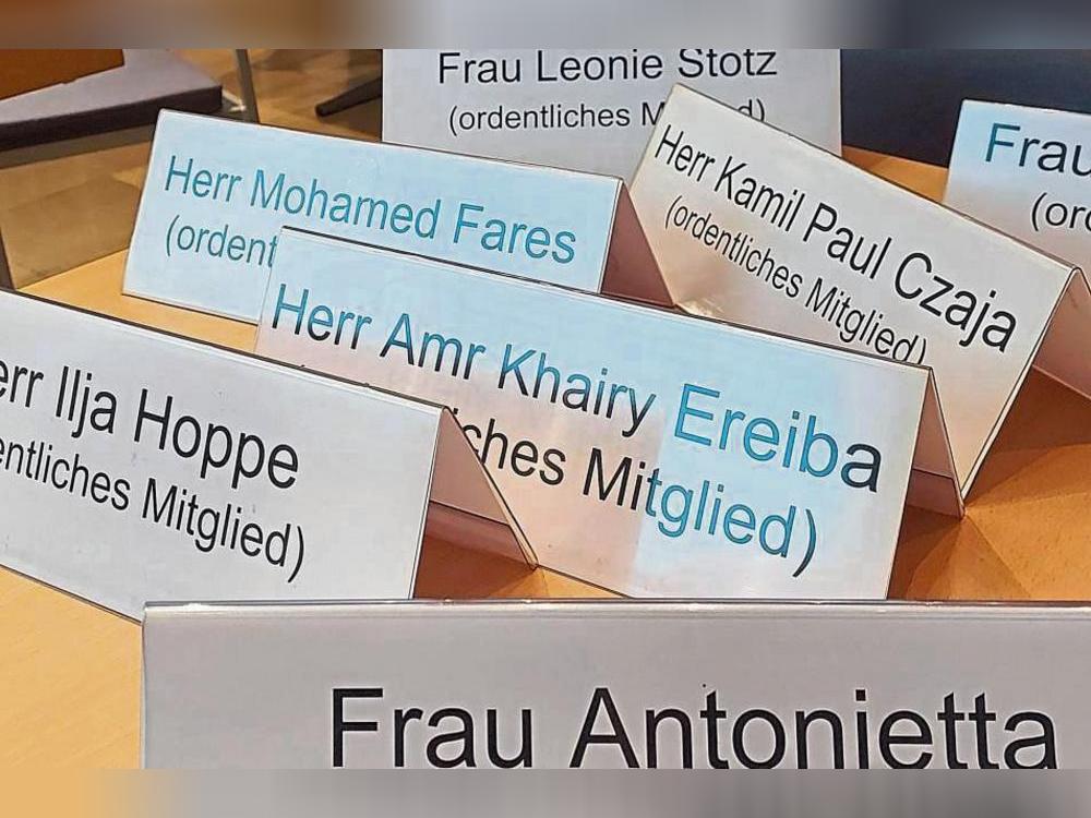 In den Integrationsrat (hier Namenskarten aus dem aktuellen Gremium) werden zehn Mitglieder direkt von den Bürgern gewählt, fünf weitere entsendet der Stadtrat. Archivfoto: Heienbrok