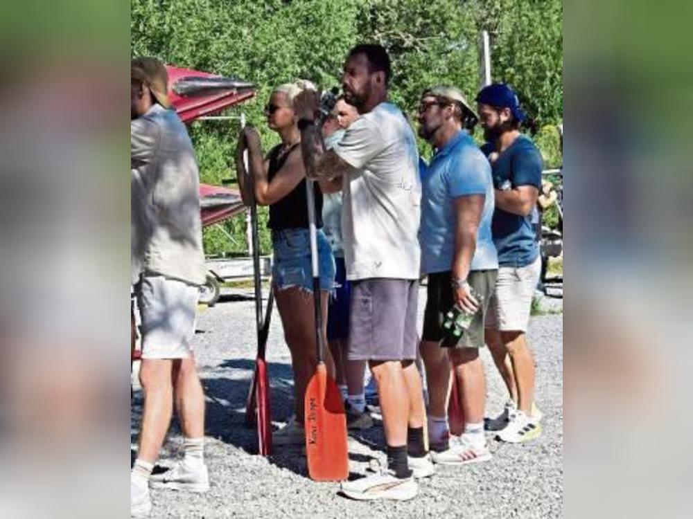 Die Arminia-Welle schwappt Richtung Benninghausen: Abwehrspieler Christopher Lannert (Foto links, l.) und Stürmer Julian Kania (2.v.r.) und ihre Teams. Vor dem Anpfiff auf dem Wasser gab es dieses Mal eine andere Coach-Ansprache (Foto r.): vom Kanu-Deppe-Team. Die Arminia-Welle schwappt Richtung Benninghausen: Abwehrspieler Christopher Lannert (Foto links, l.) und Stürmer Julian Kania (2.v.r.) und ihre Teams. Vor dem Anpfiff auf dem Wasser gab es dieses Mal eine andere Coach-Ansprache (Foto r.): vom Kanu-Deppe-Team.