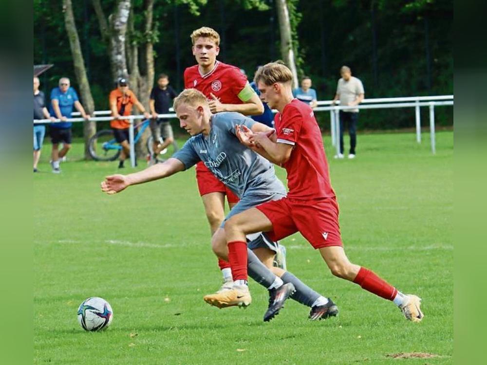 Richtig ins Zeug legen wollen sich die Esbecker (in Rot) als krasser Außenseiter im Pokalduell gegen den Oberligisten SV Lippstadt. Die SG Oestereiden/Effeln/Menzel (in Grau) muss sich gegen den TuS Lipperode gewaltig steigern, will man das Achtelfinale erreichen. Foto: Feichtinger