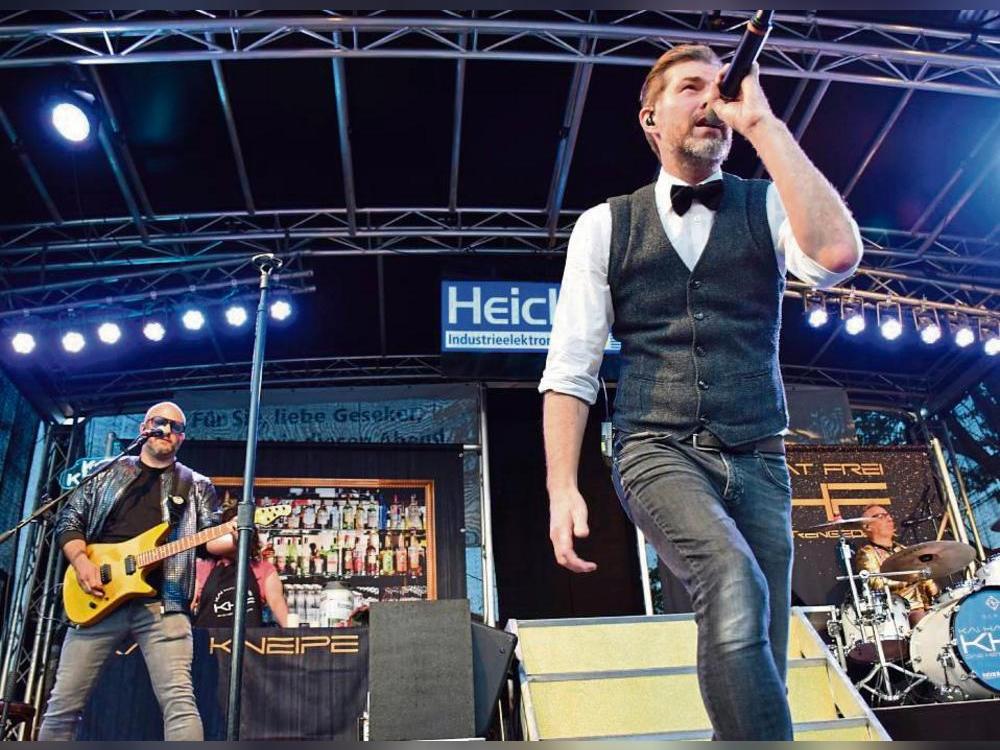 Feierte mit Kai hat frei ordentlich auf der Bühne: Sänger Kurt Weigelt. Fotos: Kossack