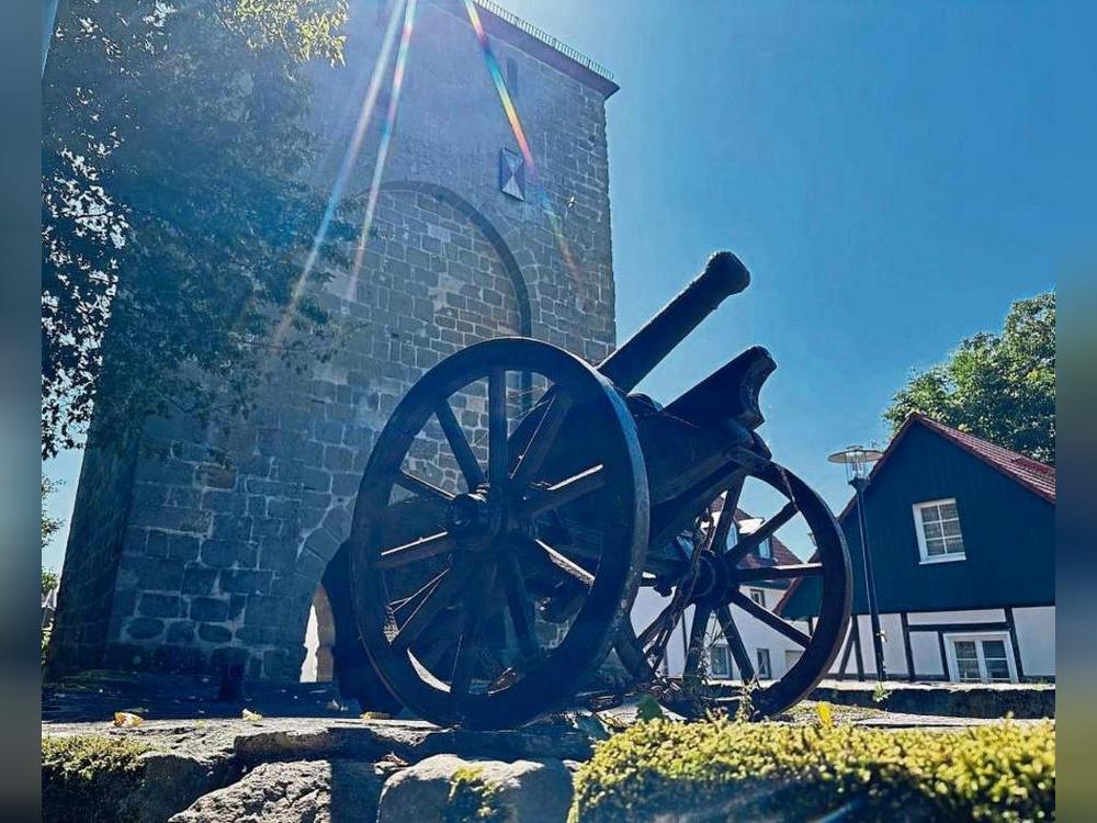 Vor dem Hachtor ist zum Stadtjubiläum eine Kanone aufgestellt worden, die an die frühere Bedeutung der Stadttore und der Mauer um die alten Grenzen erinnert. Foto: Bsdurek