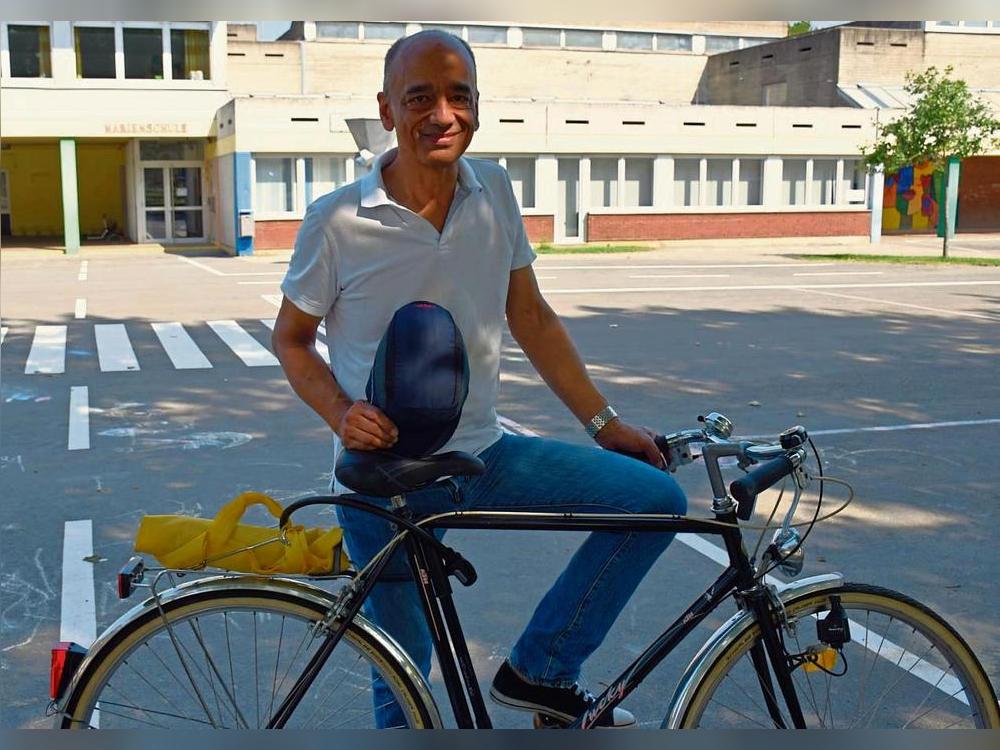 Für den Neubau der Marienschule (im Hintergrund) setzt sich Bürgermeisterkandidat Alexander Arens ein. Foto: Kossack