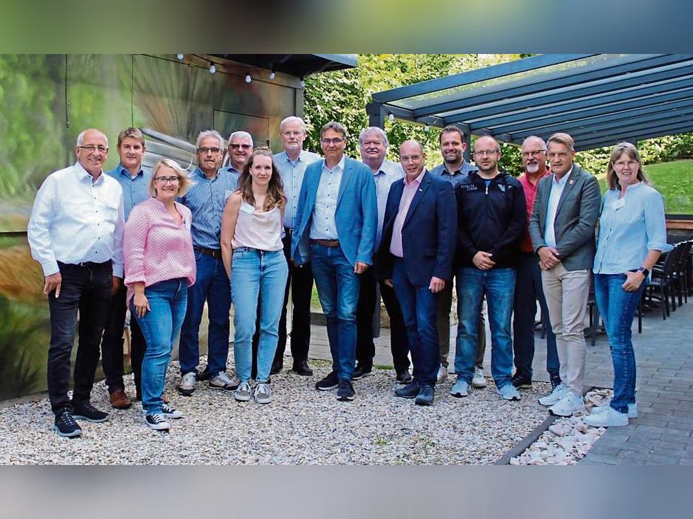 EU-Abgeordneter Peter Liese (8.v.l.) will sich weiter für Leader einsetzen. Foto: Mintert