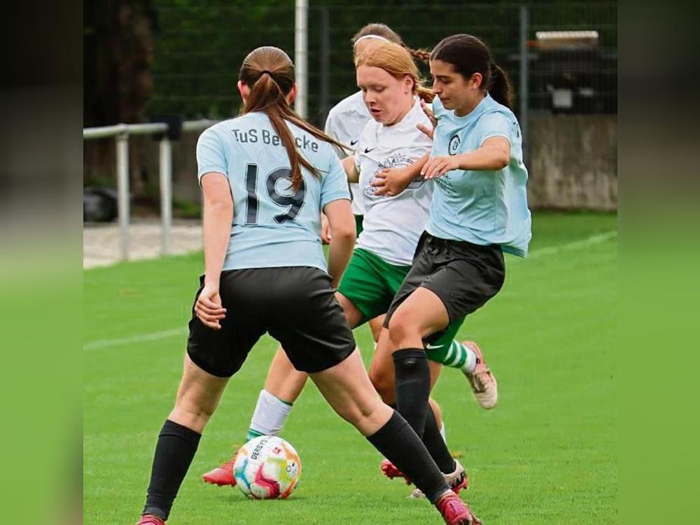 Die Stirper Fußballerinnen (weiß) haben sich für die Saisonpremiere gegen Wadersloh viel vorgenommen. Foto: Feichtinger