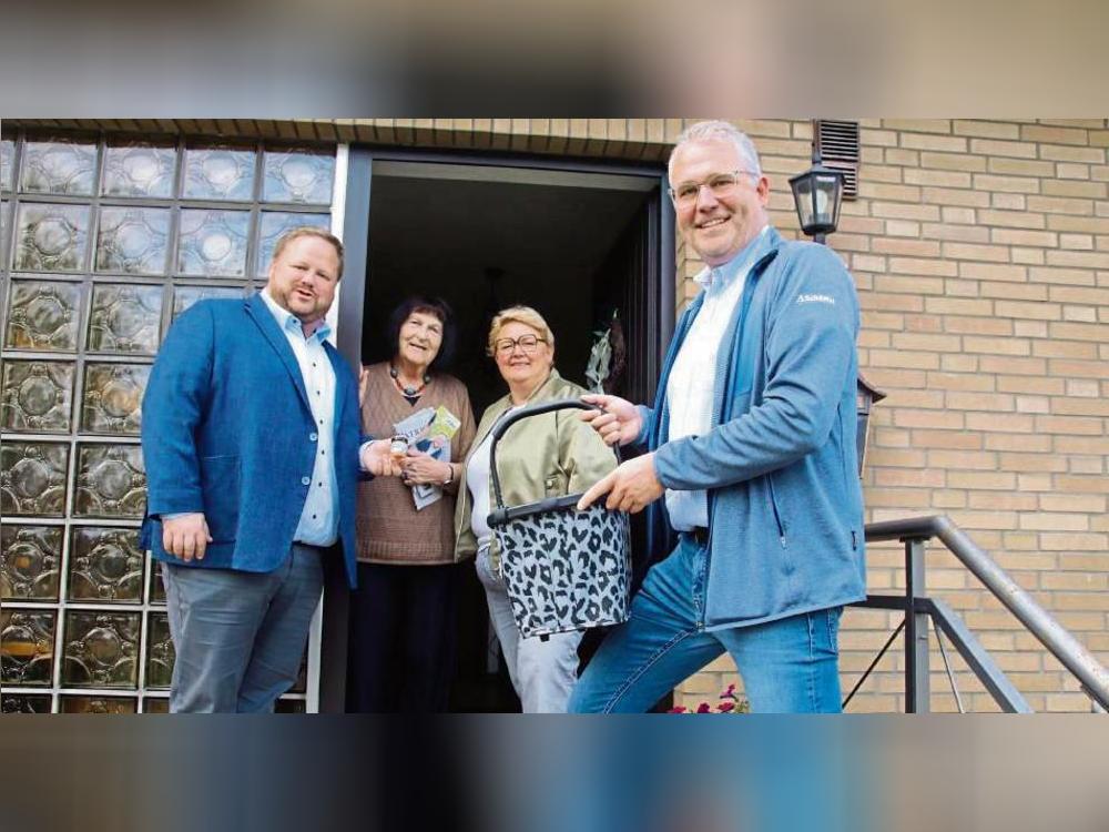 Überraschungsbesuch für Ute Zimmermann (2.v.l.): Als sie gerade die Zeitung rein holte, standen CDU-Landratskandidat Heinrich Frieling, Michaela Löblein-Kleine und Thomas Gerwin (v.l.) vor ihrer Haustür. Mitgebracht hatten sie ihr ein kleines Glas Honig. Fotos: Meschede