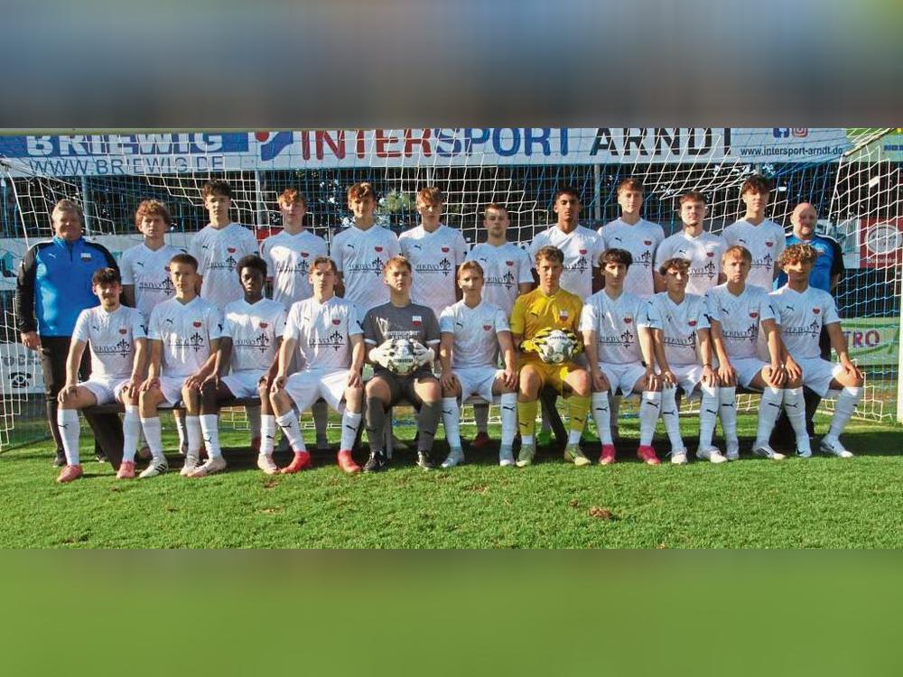 Das Abenteuer Landesliga will die A-Jugend des TuS Lipperode nach dem Aufstieg mit diesem Kader in Angriff nehmen. Foto: Dannhausen