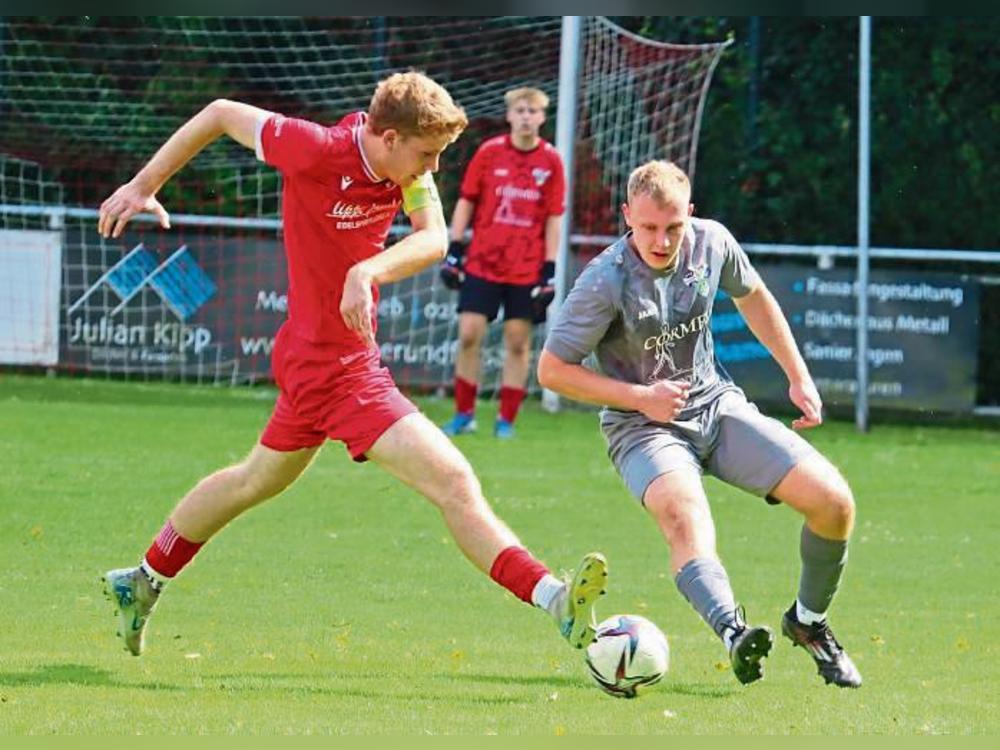 Ob der Pokalauftritt gegen den SV Lippstadt in konditioneller Hinsicht Spuren im Esbecker Lager (in Rot) hinterlassen hat, wird sich am Sonntag zeigen, wenn man in der Liga gegen BW Lipperbruch ran muss. Foto: Feichtinger