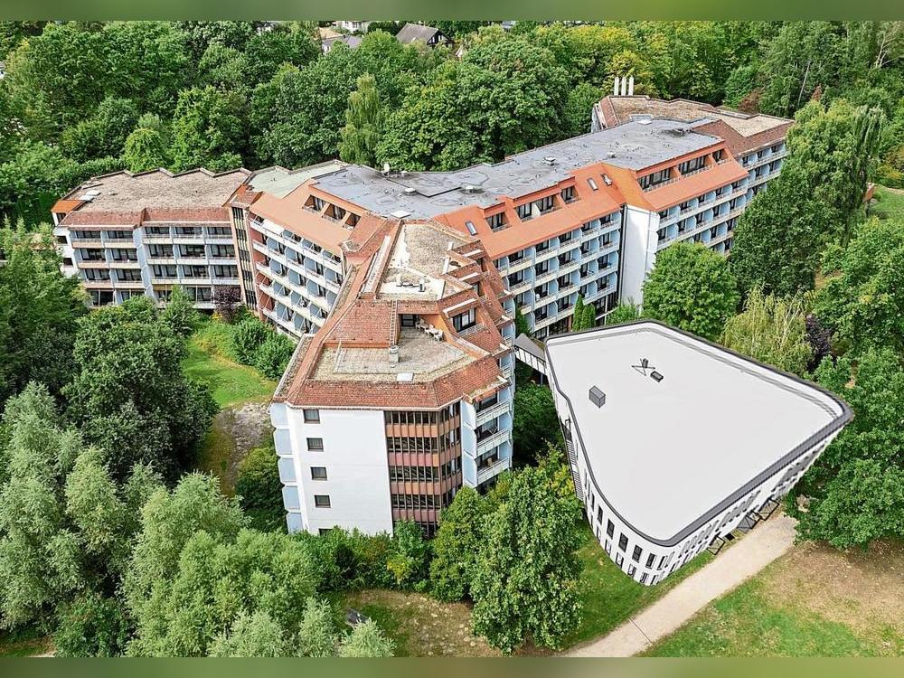 Direkt gegenüber vom Haupteingang der Klinik entsteht das neue Therapiezentrum. Foto: Eickhoff / Visualisierung: Architekturbüro