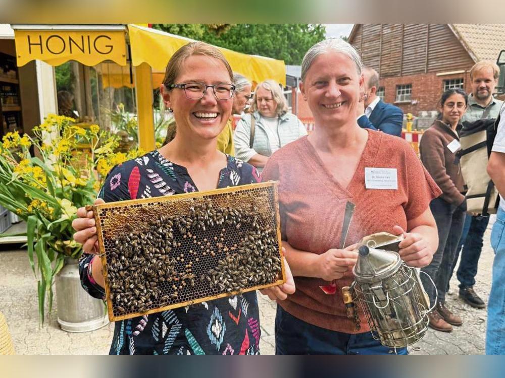 Mit Wabe und Smoker: Imker-Meisterin Vera Poker (l.) und Dr. Marika Harz, Leiterin Bienenkunde bei der Landwirtschaftskammer NRW, beim Jubiläum auf Haus Düsse. Fotos: Vielberg