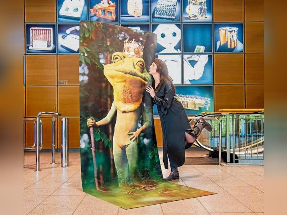 Die Künstlerin Natalie Wetzel mit dem „Froschkönig“ im Heinz Nixdorf Museums-Forum. Foto: Magel (HNF)