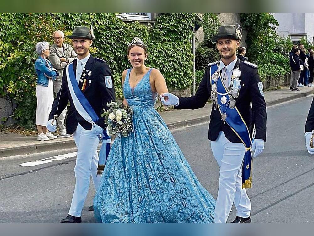 Das Königspaar Marie Vierhus und Marc de Buhr zog die Blicke auf sich. Fotos: Gerwin
