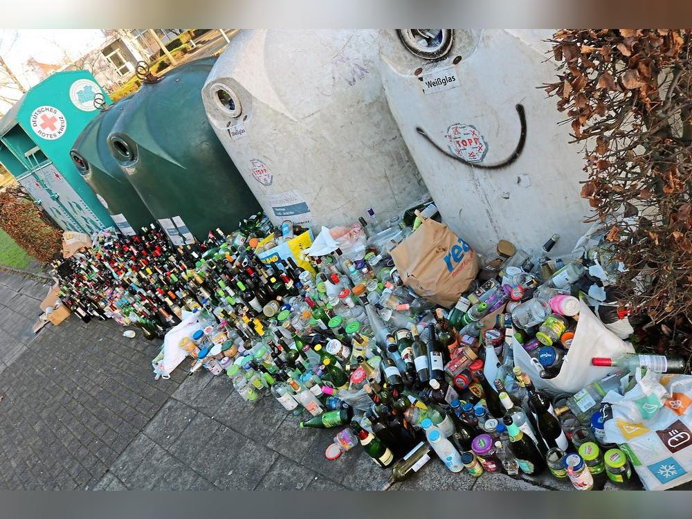 Viele Altglascontainer im Kreis Soest laufen derzeit über. Symbolfoto: Foto: Wapelhorst