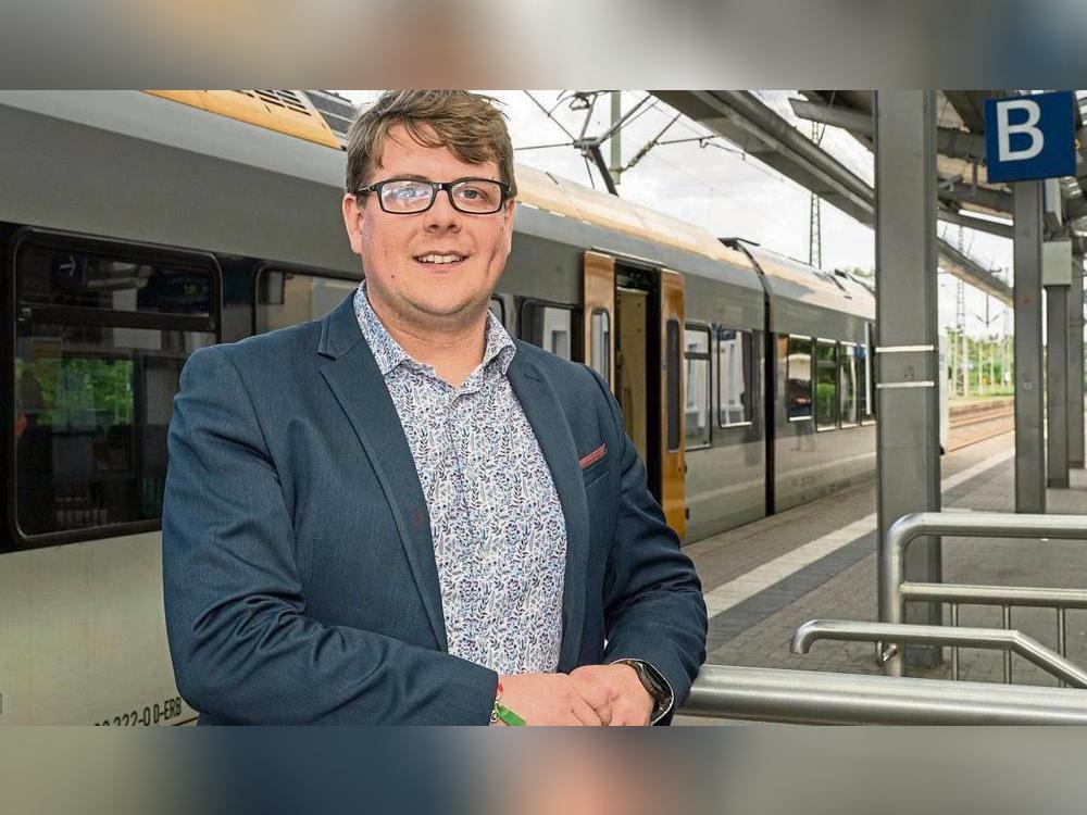 Als Pendler mit der Bahn hat Landratskandidat Dr. Bastian Weber einige unliebsame Erfahrungen gemacht. Die Themen Mobilität und Nahverkehr sind ihm daher wichtig, dafür steht beispielhaft der Soester Bahnhof als Knotenpunkt. Fotos: Dahm