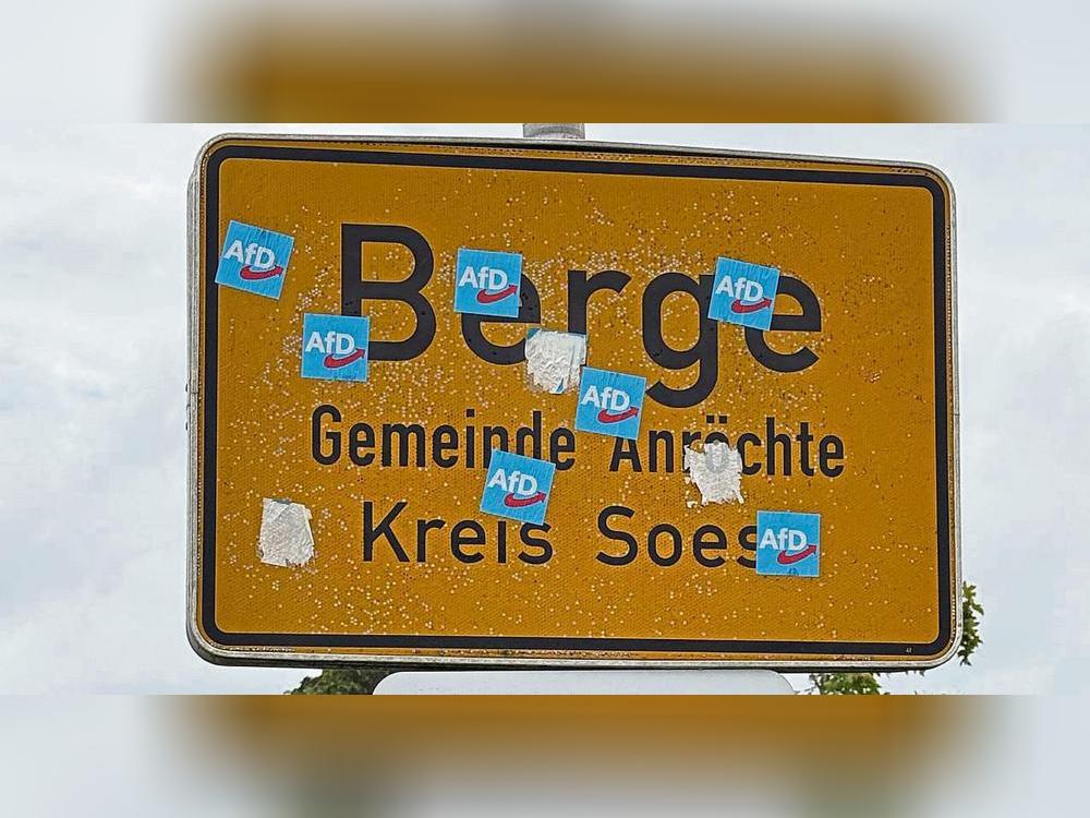 Nicht nur das Berger Ortsschild war mit AfD-Aufklebern regelrecht zutapeziert, auch Bänke, der Spielplatz, die Vogelstange, Toilettenhäuschen und dergleichen mehr waren davon betroffen.
