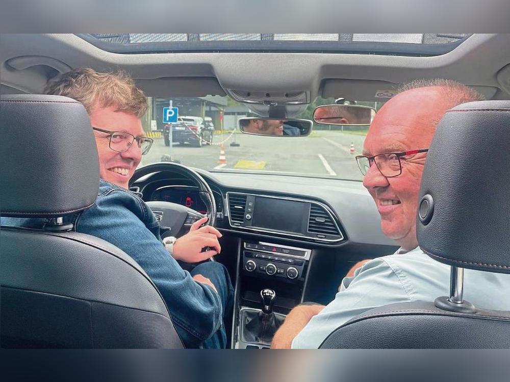 Dank der Unterstützung von Fahrlehrer Andreas Küthe knackte Mitorganisator Tobias Krämer vom Blinden- und Sehbehindertenverein die 70 Stundenkilometer. Foto: Til Schnieder