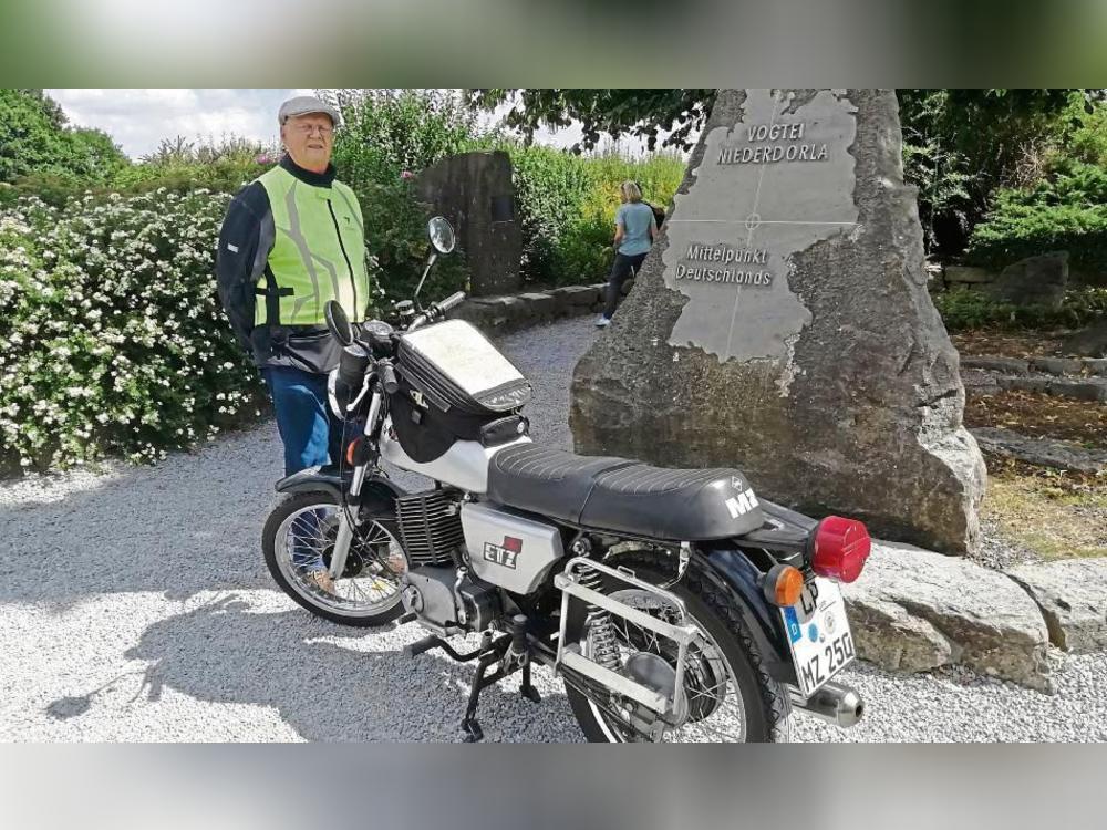Bernd Schmidtmann aus Anröchte mit seiner DDR-Maschine MZ ETZ 250 am Mittelpunktstein im thüringischen Niederdorla.