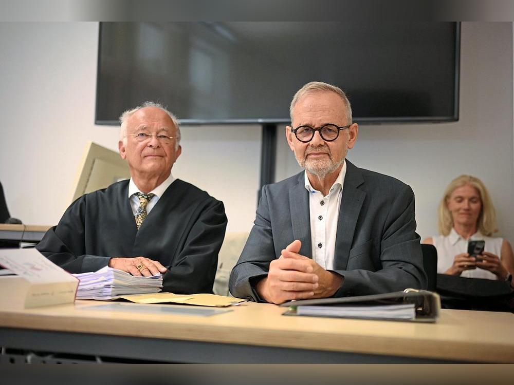 Professor Joachim Volz (r.) mit seinem Rechtsanwalt Till Müller-Heidelberg. Foto: Vielberg