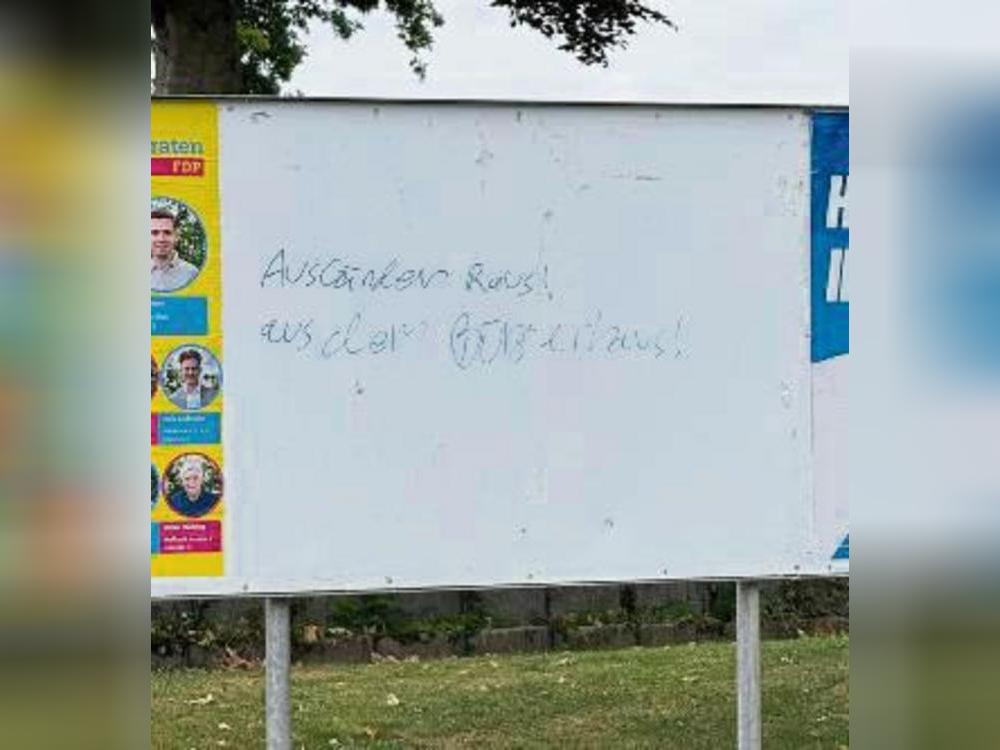 „Ausländer raus! aus dem Bürgerhaus“: Diese Kritzelei stand auf der freien Plakatfläche an der Kliever Straße.