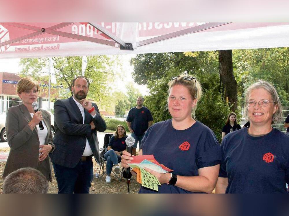 Die Anliegen waren ebenso bunt wie die Zettel: Auch im Namen der warnstreikenden Kollegen richteten Carina Haiduck und Stephanie Hesse am Mittwoch einige Fragen an die SPD-Landesvorsitzende Sarah Philipp (l.) und den Bundestagsabgeordneten Jens Behrens. Foto: Schwade
