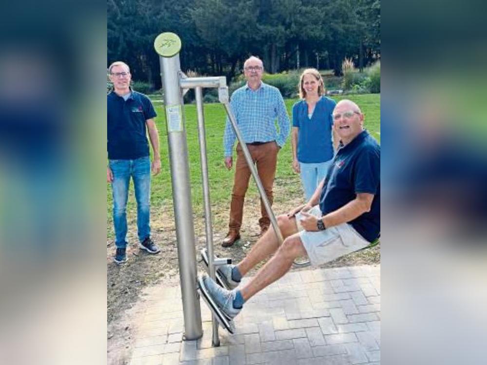 Vier neue Sportgeräte können die Besucher im Kurpark in Walibo ab sofort nutzen.
